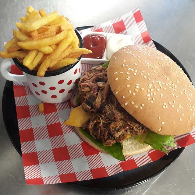 Pulled Pork Burger mit Pommes