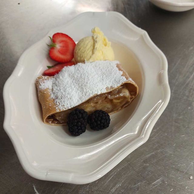 Apfelstrudel mit Vanilleeis 